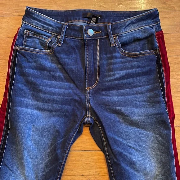 AQUA ( from Bloomingdale’s) SKINNY JEANS 25 RED VELVET SIDE STRIPE DOWN LEGS - Picture 2 of 7